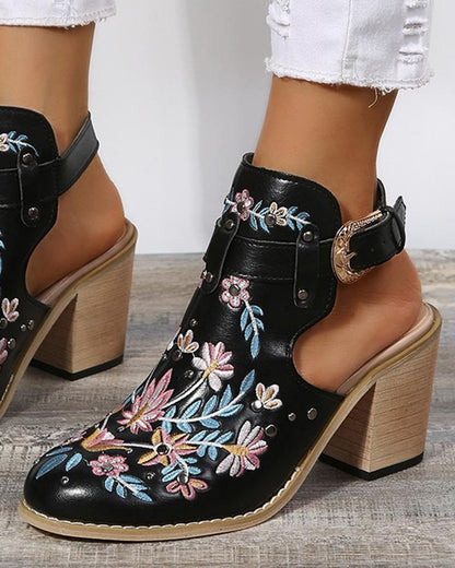 Zapatos de tacón con hebilla y tachuelas con bordado floral