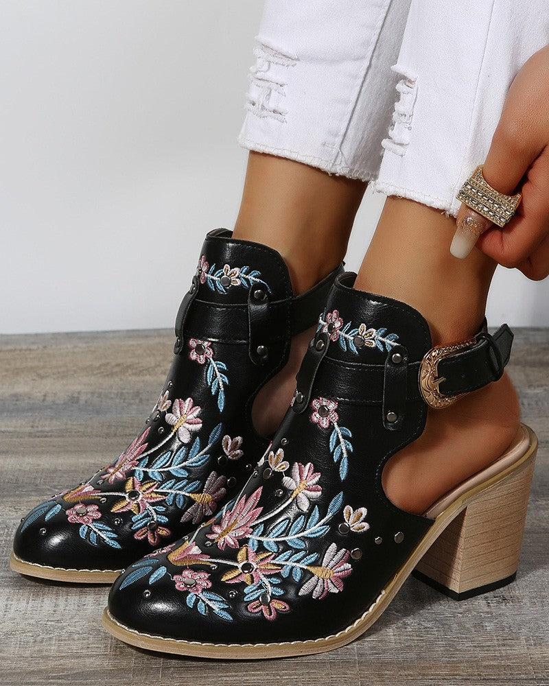 Zapatos de tacón con hebilla y tachuelas con bordado floral