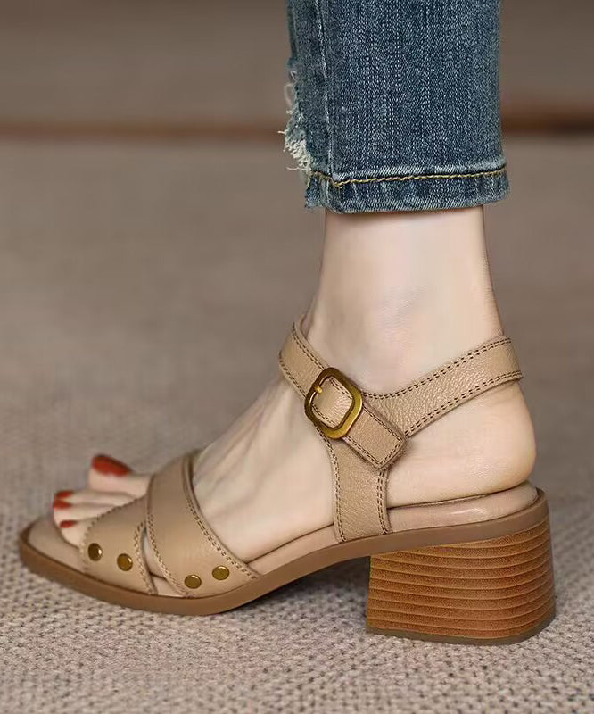 Sandalias marrones con tiras cruzadas