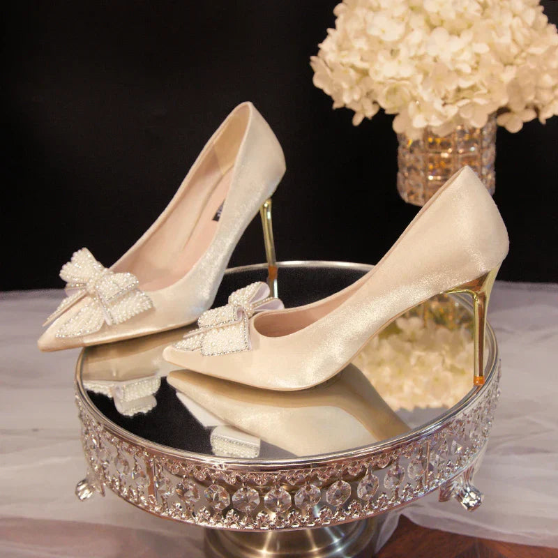 Zapatos de novia blancos con lazo de strass