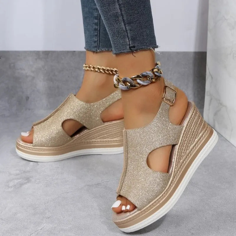 Sandalias de cuña doradas con purpurina