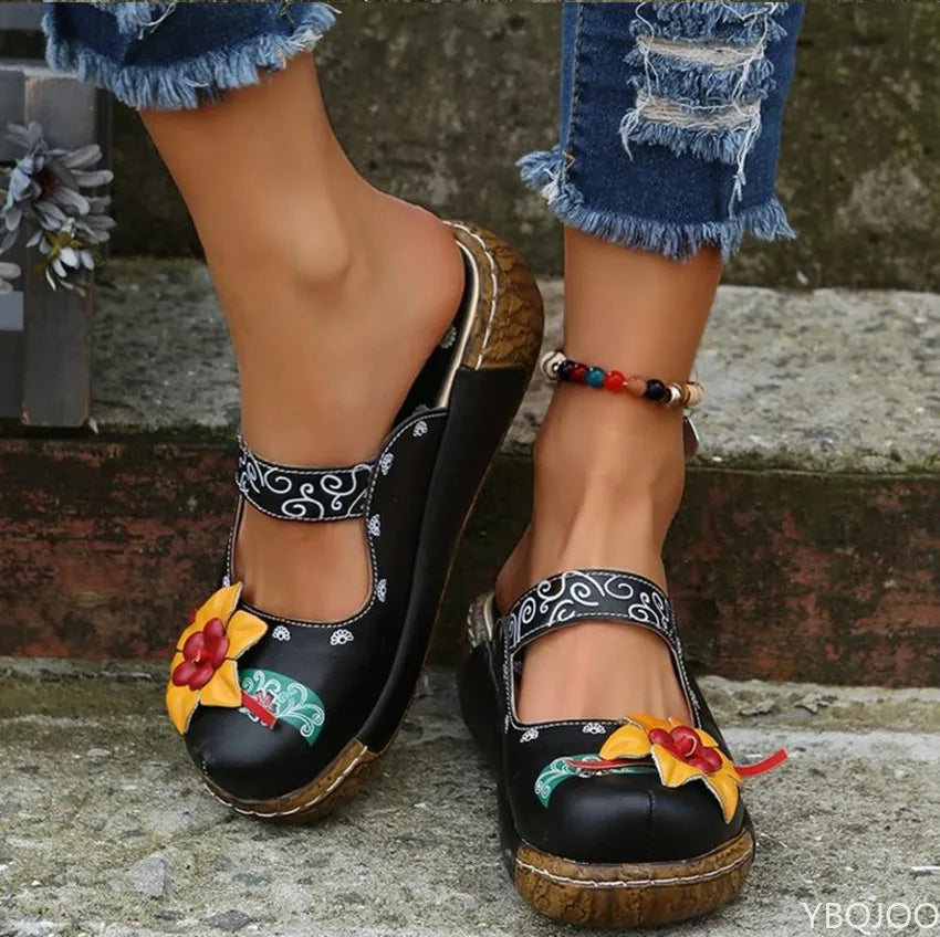 Zapatos de verano con cuña y diseño floral