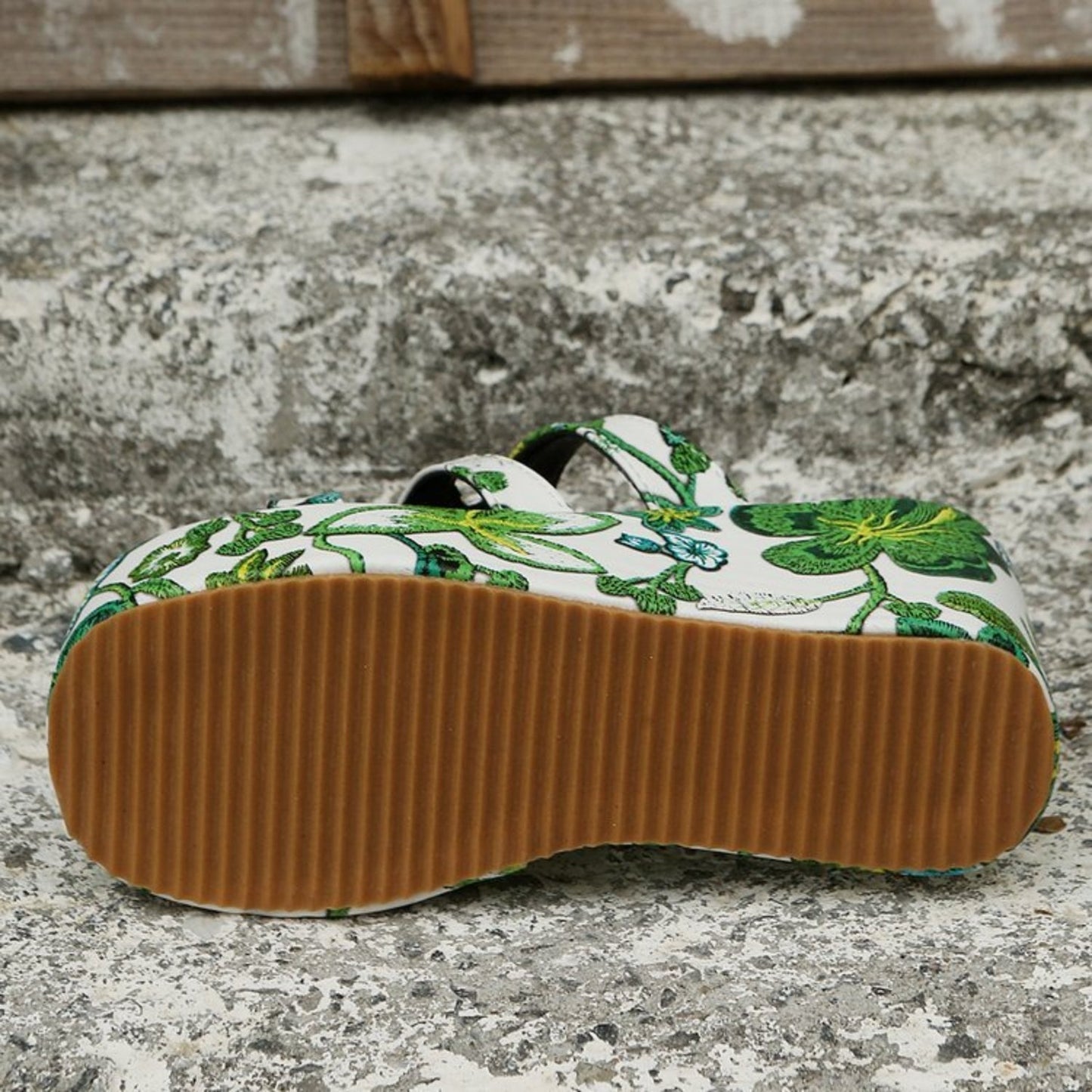 Sandalias florales cutout