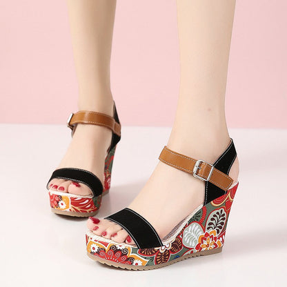 Sandalias de cuña alta con bordado floral